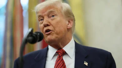 Donald Trump intensifica postura sobre segurança pública, defendendo medidas mais duras contra o crime. Discursos e declarações geram repercussão, com apoiadores elogiando a firmeza e críticos acusando de promover a violência.