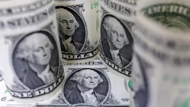 A solidez do dólar como moeda de reserva global enfrenta desafios. Déficits fiscais e tarifas comerciais ameaçam sua posição dominante no cenário internacional, aumentando a incerteza financeira global.