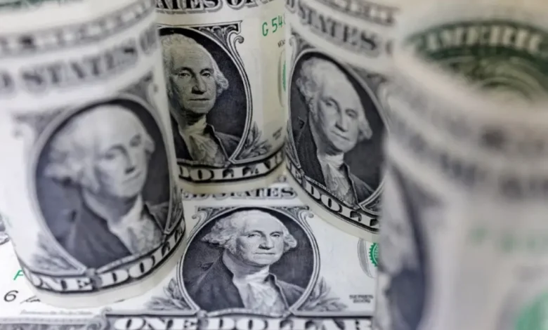 A solidez do dólar como moeda de reserva global enfrenta desafios. Déficits fiscais e tarifas comerciais ameaçam sua posição dominante no cenário internacional, aumentando a incerteza financeira global.