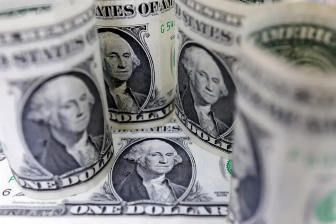A solidez do dólar como moeda de reserva global enfrenta desafios. Déficits fiscais e tarifas comerciais ameaçam sua posição dominante no cenário internacional, aumentando a incerteza financeira global.