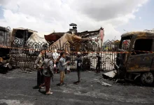 Ataques aéreos israelenses em Sanaa, Iêmen, causam danos em regiões densamente povoadas. Foto da Reuters mostra impacto devastador sobre a vida civil.