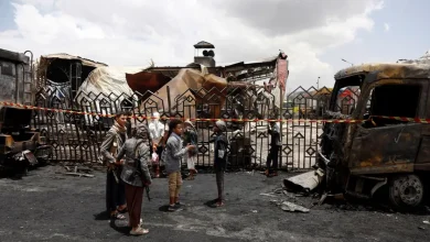 Ataques aéreos israelenses em Sanaa, Iêmen, causam danos em regiões densamente povoadas. Foto da Reuters mostra impacto devastador sobre a vida civil.