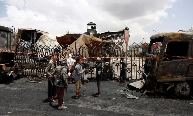 Ataques Aéreos em Sanaa: Devastação em Regiões Populosas 1 Ataques aéreos israelenses em Sanaa, Iêmen, causam danos em regiões densamente povoadas. Foto da Reuters mostra impacto devastador sobre a vida civil.