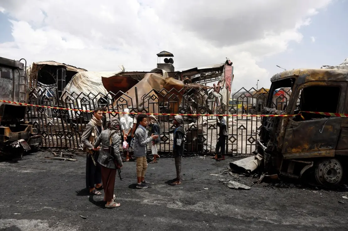 Ataques aéreos israelenses em Sanaa, Iêmen, causam danos em regiões densamente povoadas. Foto da Reuters mostra impacto devastador sobre a vida civil.