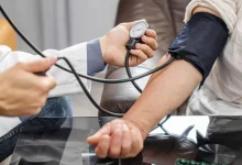 Exercícios isométricos: uma alternativa eficaz e acessível para controlar a pressão arterial. Aprenda como a prática da isometria pode ajudar na luta contra a hipertensão.