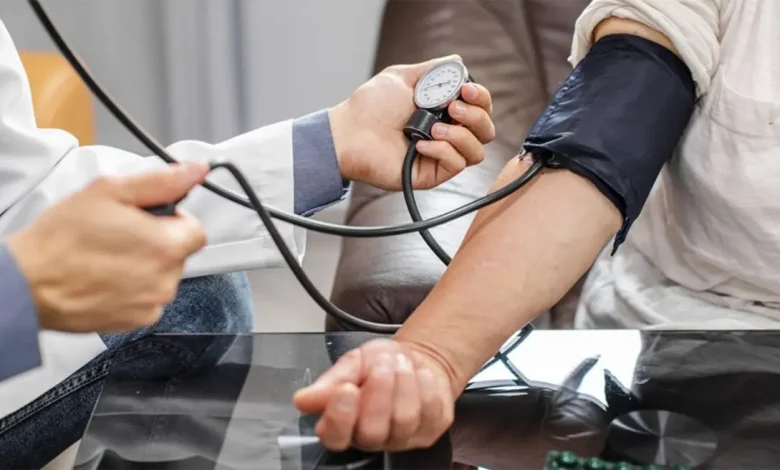 Exercícios Isométricos: Controle da Pressão Arterial 1 Exercícios isométricos: uma alternativa eficaz e acessível para controlar a pressão arterial. Aprenda como a prática da isometria pode ajudar na luta contra a hipertensão.