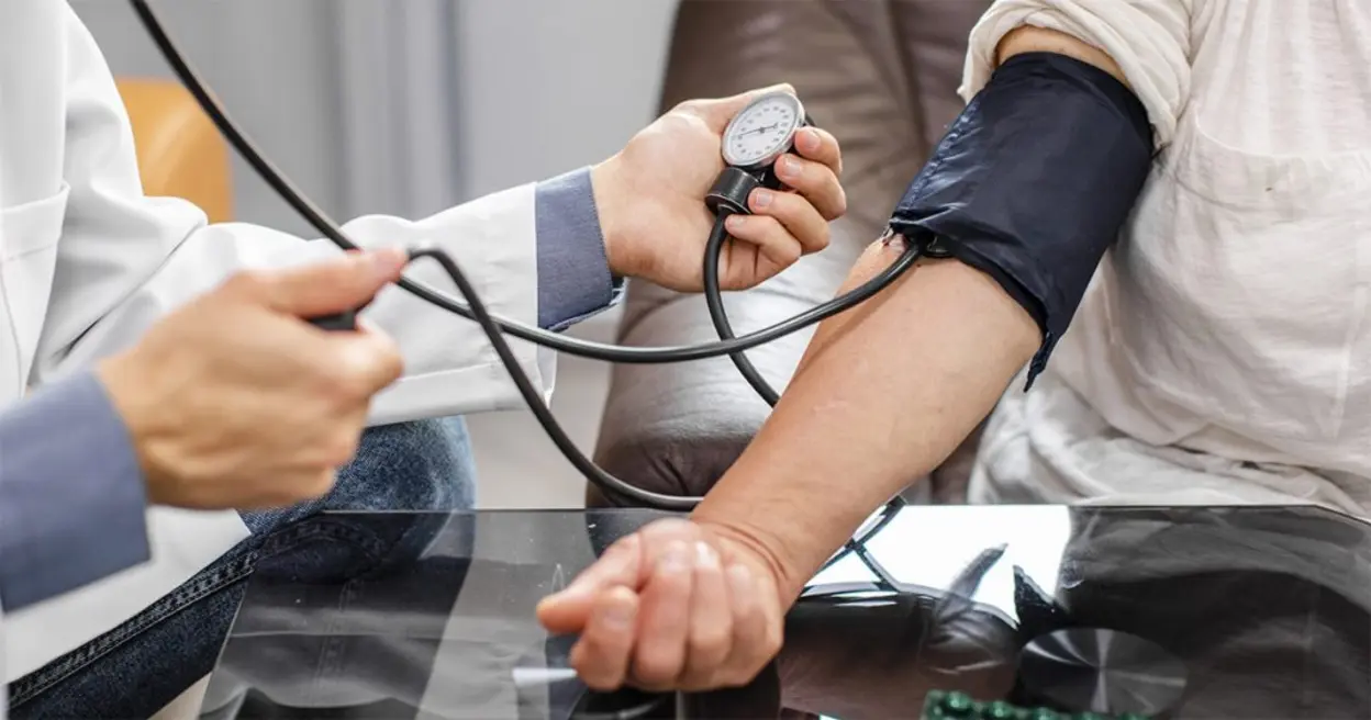 Exercícios isométricos: uma alternativa eficaz e acessível para controlar a pressão arterial. Aprenda como a prática da isometria pode ajudar na luta contra a hipertensão.