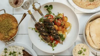 Estudo revela que foco em proteína na dieta brasileira pode estar desfocado. A pesquisa indica que a ingestão de proteínas no país já atinge níveis adequados, e a diversificação alimentar é fundamental para o bem-estar.