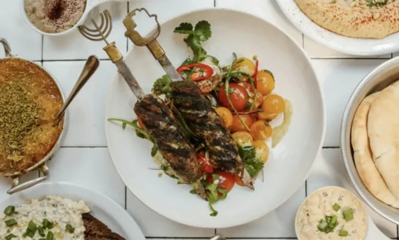 Foco em Proteína na Dieta Brasileira: Desfocado? 1 Estudo revela que foco em proteína na dieta brasileira pode estar desfocado. A pesquisa indica que a ingestão de proteínas no país já atinge níveis adequados, e a diversificação alimentar é fundamental para o bem-estar.