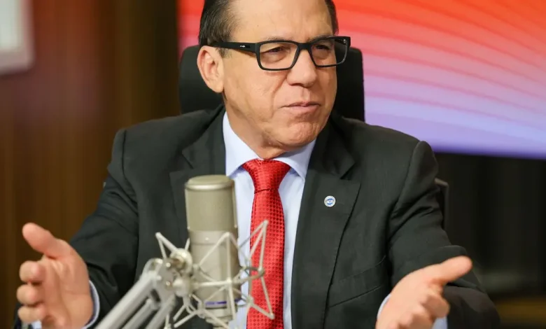 BNDES estudo aponta potencial de 320 mil desempregados caso EUA mantenha tarifas em produtos brasileiros. Ministro do Trabalho, Luiz Marinho, avalia impacto como não desastre total, destacando estratégias do Plano Brasil Soberano para mitigar perdas.