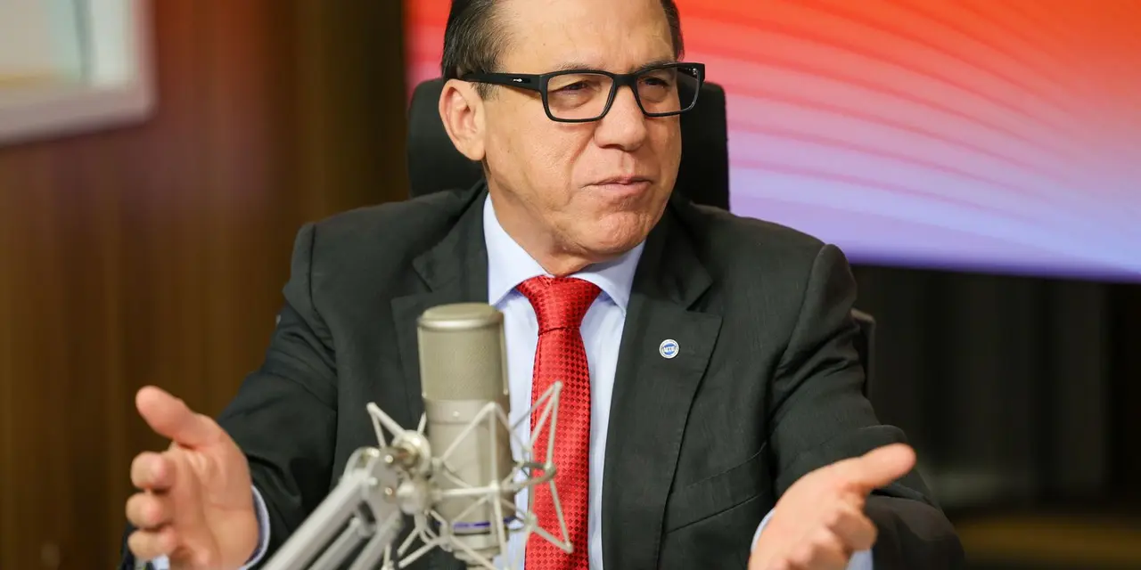 BNDES estudo aponta potencial de 320 mil desempregados caso EUA mantenha tarifas em produtos brasileiros. Ministro do Trabalho, Luiz Marinho, avalia impacto como não desastre total, destacando estratégias do Plano Brasil Soberano para mitigar perdas.