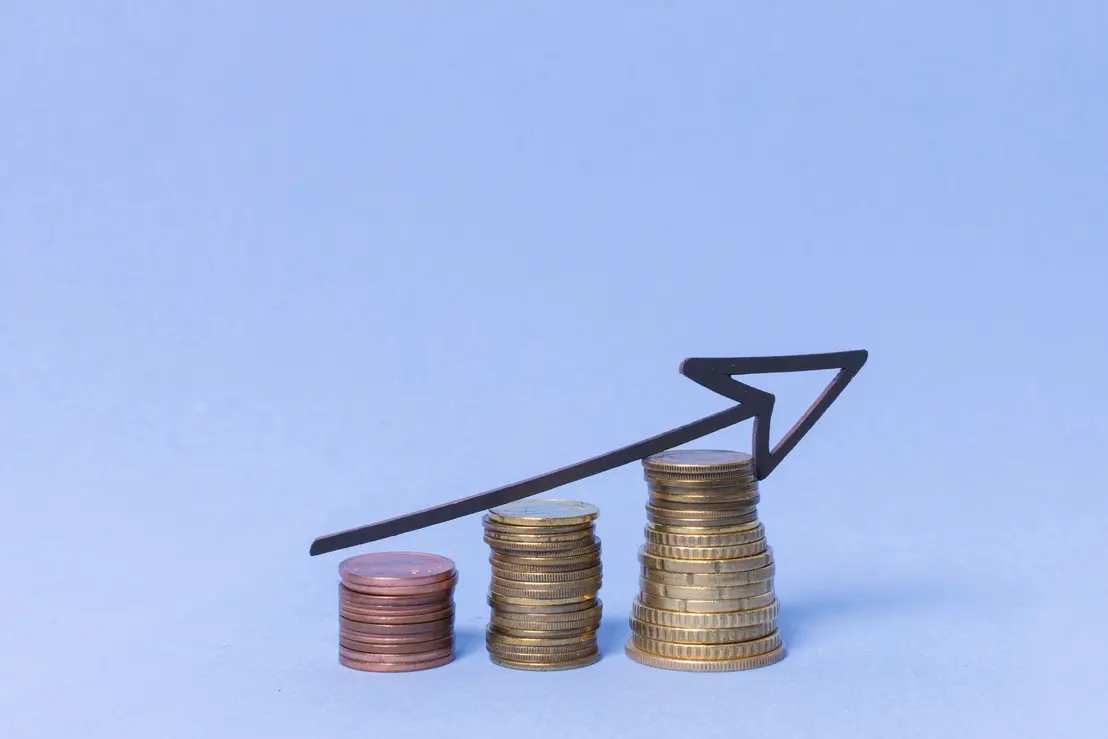 Aprenda a investir em dividendos e construa uma carteira de renda passiva. Curso gratuito do InfoMoney e XP Investimentos ensina a identificar empresas com dividendos consistentes, analisar indicadores financeiros e calcular o potencial de retorno.