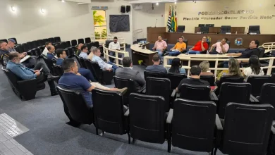 Comissão de Saúde de Paraguaçu Paulista debate soluções para moradores de rua. Reunião com representantes diversos abordou a complexidade do problema e a necessidade de ações eficazes.