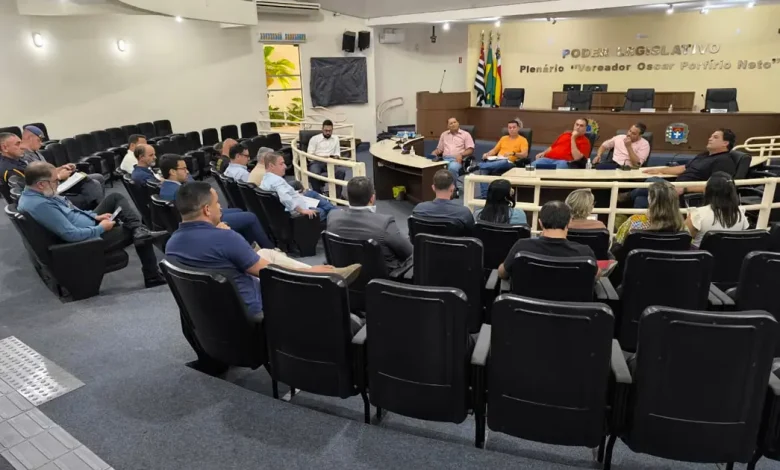 Comissão de Saúde Debate Soluções para Moradores de Rua em Paraguaçu Paulista 1 Comissão de Saúde de Paraguaçu Paulista debate soluções para moradores de rua. Reunião com representantes diversos abordou a complexidade do problema e a necessidade de ações eficazes.