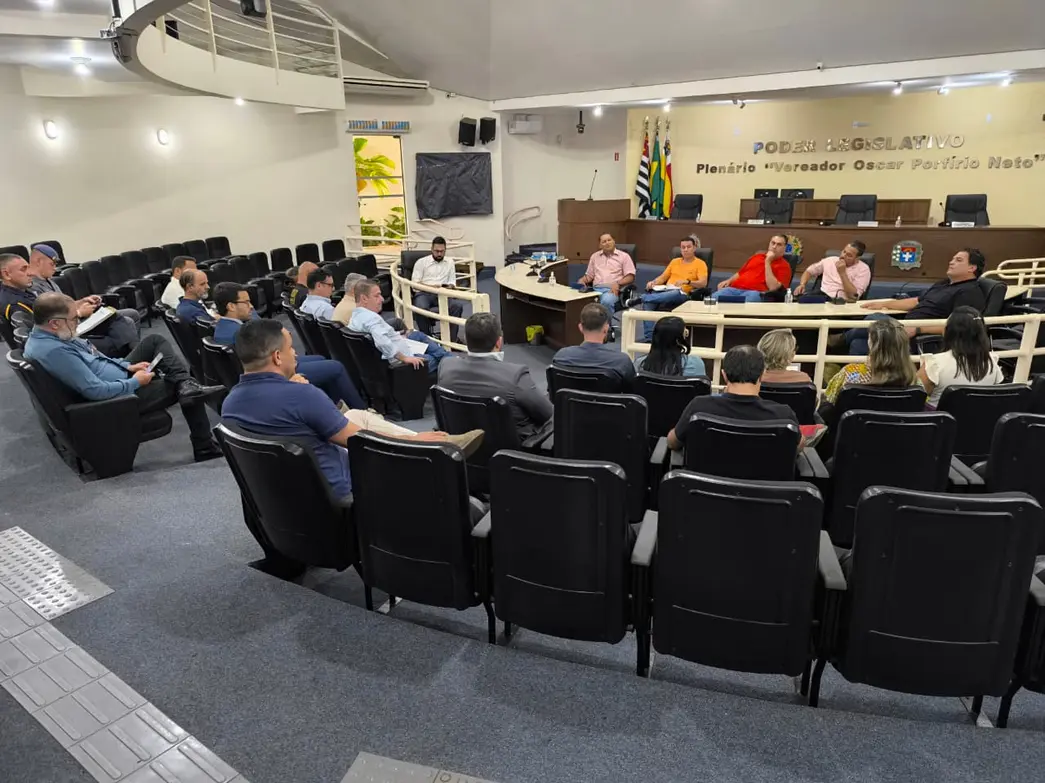 Comissão de Saúde de Paraguaçu Paulista debate soluções para moradores de rua. Reunião com representantes diversos abordou a complexidade do problema e a necessidade de ações eficazes.