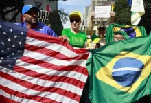 Tenso clima político no Brasil após as sanções americanas e inclusão de Alexandre de Moraes na Lei Magnitsky. Bolsonaro e aliados reagem à ofensiva, enquanto o governo Lula busca fortalecer sua base nacionalista. A união da direita em 2026 é questionada.