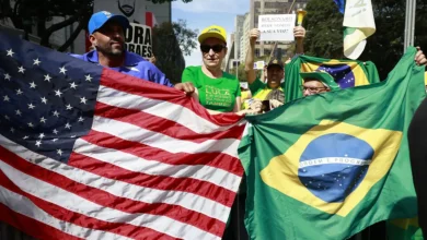 Tenso clima político no Brasil após as sanções americanas e inclusão de Alexandre de Moraes na Lei Magnitsky. Bolsonaro e aliados reagem à ofensiva, enquanto o governo Lula busca fortalecer sua base nacionalista. A união da direita em 2026 é questionada.