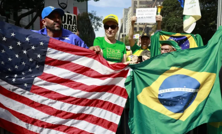 Tenso clima político no Brasil após as sanções americanas e inclusão de Alexandre de Moraes na Lei Magnitsky. Bolsonaro e aliados reagem à ofensiva, enquanto o governo Lula busca fortalecer sua base nacionalista. A união da direita em 2026 é questionada.