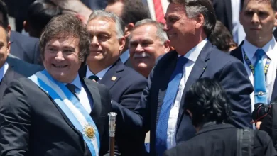 Argentina acompanha a situação do ex-presidente Bolsonaro, mas ainda não houve declaração oficial do presidente Milei. Adorni, porta-voz da Casa Rosada, afirmou que a Argentina observa a situação e não interfere em assuntos internos de outros países.
