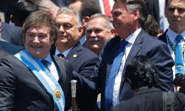 Argentina acompanha a situação do ex-presidente Bolsonaro, mas ainda não houve declaração oficial do presidente Milei. Adorni, porta-voz da Casa Rosada, afirmou que a Argentina observa a situação e não interfere em assuntos internos de outros países.