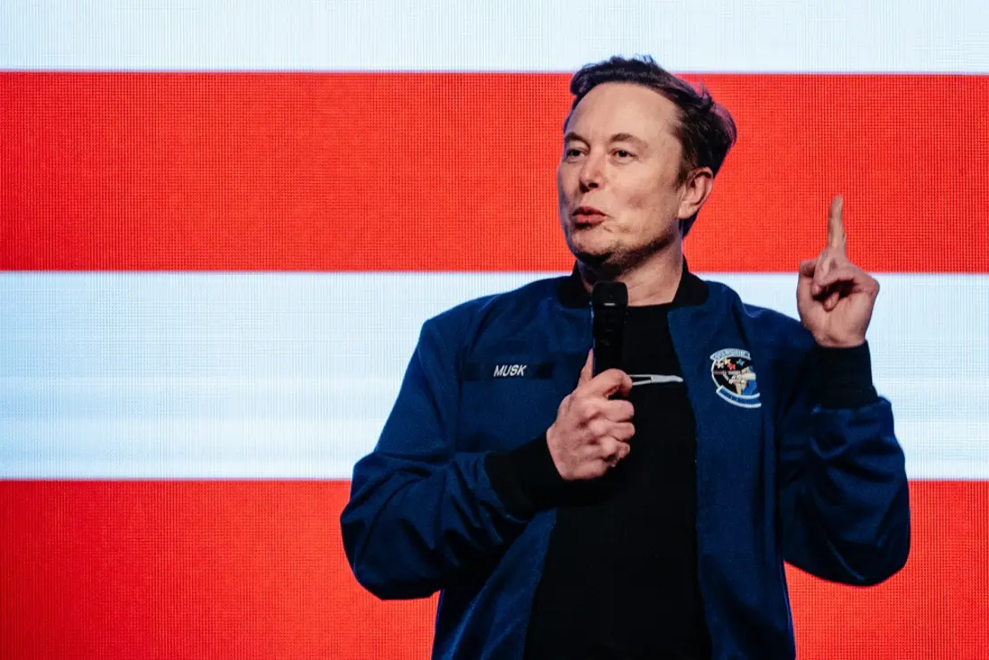 Elon Musk integra anúncios às respostas do Grok, chatbot do X. A mudança promete monetizar o X e oferecer aos usuários uma experiência publicitária integrada e contextualizada.