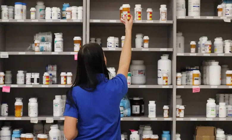 Aumento de Tarifas em Medicamentos e Semicondutores: Plano do Presidente dos EUA Divide Opiniões 1 US president announces plan to increase tariffs on medications and semiconductors to boost domestic production and lower costs for citizens. The move sparks debate over potential price hikes and impact on businesses reliant on imports.