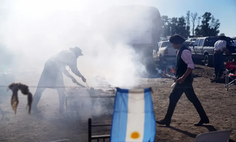 Argentina retoma compras de carne brasileira em volume recorde 1 Argentina aumenta compras de carne bovina brasileira, atingindo níveis não vistos desde 1997. A valorização do peso argentino impulsiona a demanda, consolidando a parceria entre os países no setor da proteína animal.