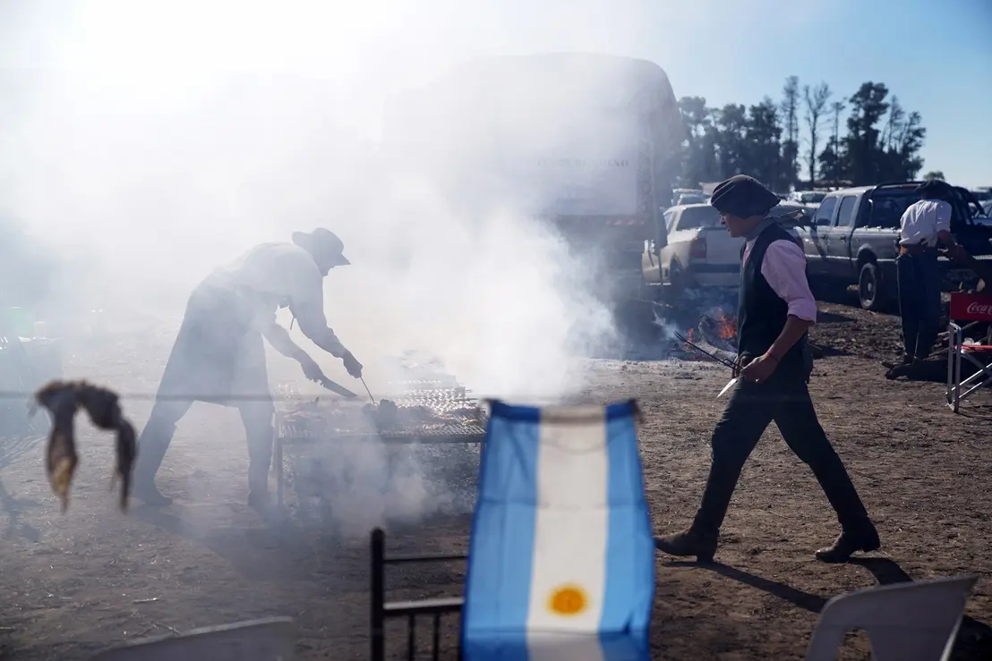 Argentina aumenta compras de carne bovina brasileira, atingindo níveis não vistos desde 1997. A valorização do peso argentino impulsiona a demanda, consolidando a parceria entre os países no setor da proteína animal.