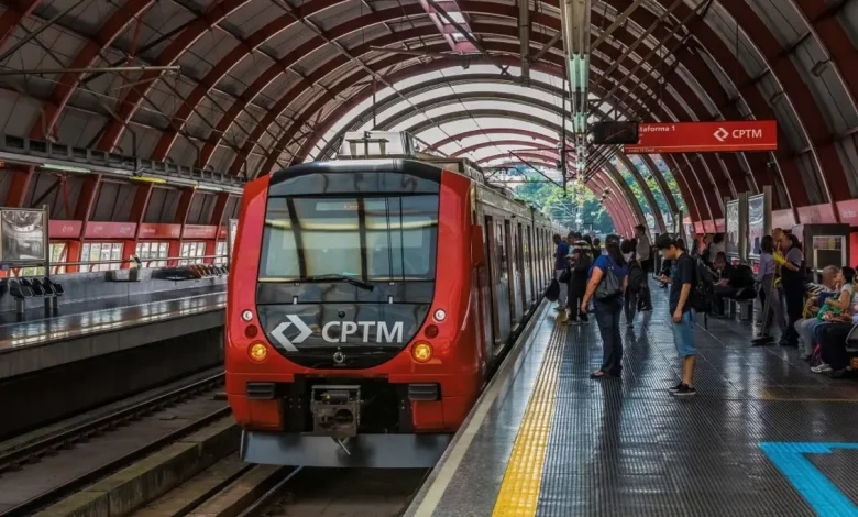 Alterações no Serviço 710 - Linhas 11-Coral e 12-Safira CPTM 1 Atenção usuários das linhas 11-Coral e 12-Safira da CPTM! Este fim de semana haverá alterações na circulação do Serviço 710. Confira as mudanças nas plataformas e detalhes no post oficial da Agência SP.