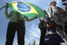 Governo federal lança programa "Aqui é Brasil" para acolher e auxiliar brasileiros repatriados em situação de vulnerabilidade. A iniciativa garante dignidade, cidadania, emprego, moradia, saúde e outros direitos aos retornados.