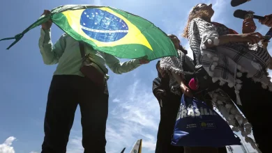 Governo federal lança programa "Aqui é Brasil" para acolher e auxiliar brasileiros repatriados em situação de vulnerabilidade. A iniciativa garante dignidade, cidadania, emprego, moradia, saúde e outros direitos aos retornados.