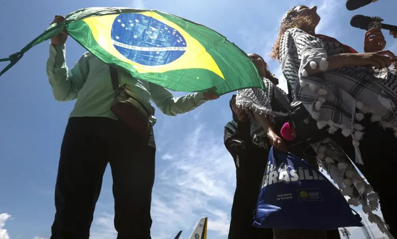 Aqui é Brasil: Acolhendo e Auxiliando Brasileiros Repatriaados 1 Governo federal lança programa "Aqui é Brasil" para acolher e auxiliar brasileiros repatriados em situação de vulnerabilidade. A iniciativa garante dignidade, cidadania, emprego, moradia, saúde e outros direitos aos retornados.