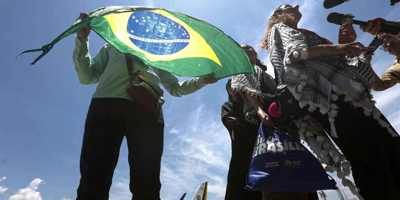 Governo federal lança programa "Aqui é Brasil" para acolher e auxiliar brasileiros repatriados em situação de vulnerabilidade. A iniciativa garante dignidade, cidadania, emprego, moradia, saúde e outros direitos aos retornados.