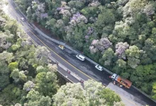 R$ 4,3 bilhões investidos em melhorias para rodovias litorâneas de SP. Obras garantem segurança, pavimentação de qualidade, fluidez do tráfego e monitoramento 24 horas. Duplicação de trechos e construção de marginais aumentam a capacidade e reduzem acidentes. Impulsionando turismo e economia local.