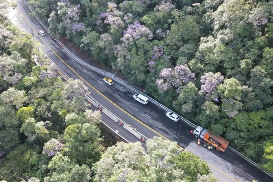 R$ 4,3 bilhões investidos em melhorias para rodovias litorâneas de SP. Obras garantem segurança, pavimentação de qualidade, fluidez do tráfego e monitoramento 24 horas. Duplicação de trechos e construção de marginais aumentam a capacidade e reduzem acidentes. Impulsionando turismo e economia local.