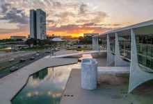 Brasil condena publicações de autoridades americanas, classificando-as como ataques à soberania nacional. Governo brasileiro reafirma postura de respeito mútuo e cooperação, mas se mostra firme na defesa da autonomia e independência do país.