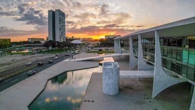 Brasil condena publicações de autoridades americanas, classificando-as como ataques à soberania nacional. Governo brasileiro reafirma postura de respeito mútuo e cooperação, mas se mostra firme na defesa da autonomia e independência do país.