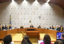 Políticos brasileiros temem sanções da Lei Magnitsky dos EUA após inclusão de um ministro do STF na lista. A legislação permite punição de estrangeiros por corrupção e violações de direitos humanos, com restrições financeiras e de viagens.