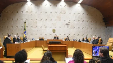 Políticos brasileiros temem sanções da Lei Magnitsky dos EUA após inclusão de um ministro do STF na lista. A legislação permite punição de estrangeiros por corrupção e violações de direitos humanos, com restrições financeiras e de viagens.