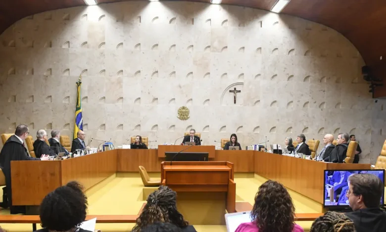 Políticos brasileiros temem sanções da Lei Magnitsky dos EUA após inclusão de um ministro do STF na lista. A legislação permite punição de estrangeiros por corrupção e violações de direitos humanos, com restrições financeiras e de viagens.