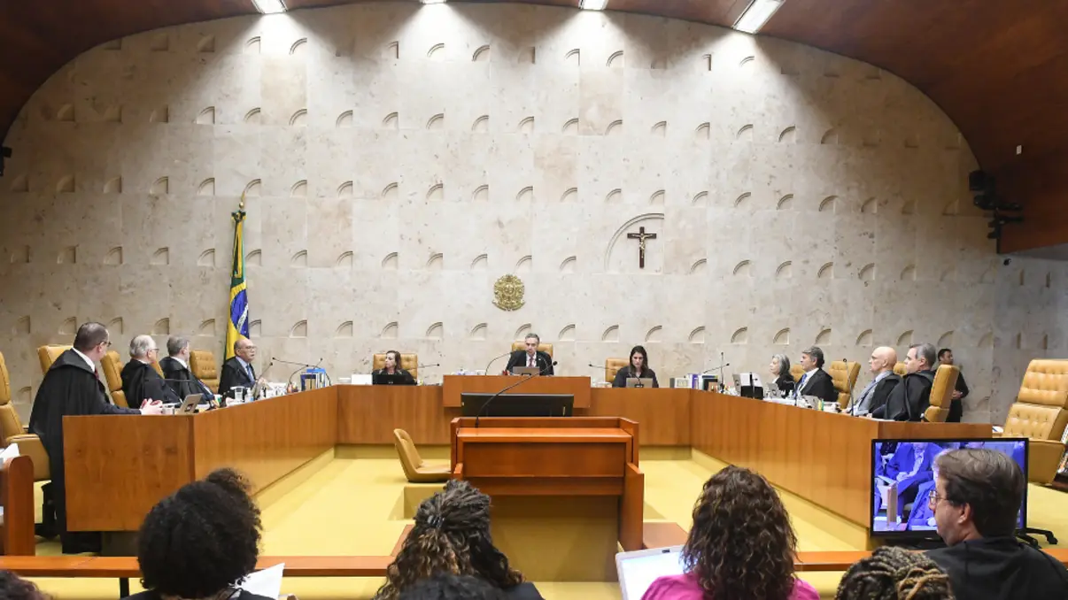 Políticos brasileiros temem sanções da Lei Magnitsky dos EUA após inclusão de um ministro do STF na lista. A legislação permite punição de estrangeiros por corrupção e violações de direitos humanos, com restrições financeiras e de viagens.