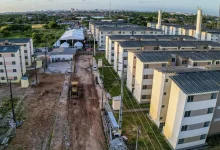 MFII11 investe em projetos do programa Minha Casa, Minha Vida, buscando retorno através de aluguéis e valorização imobiliária. Entenda os riscos e benefícios dessa estratégia para tomar decisões de investimento informadas.