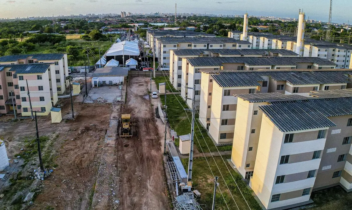 MFII11 investe em projetos do programa Minha Casa, Minha Vida, buscando retorno através de aluguéis e valorização imobiliária. Entenda os riscos e benefícios dessa estratégia para tomar decisões de investimento informadas.