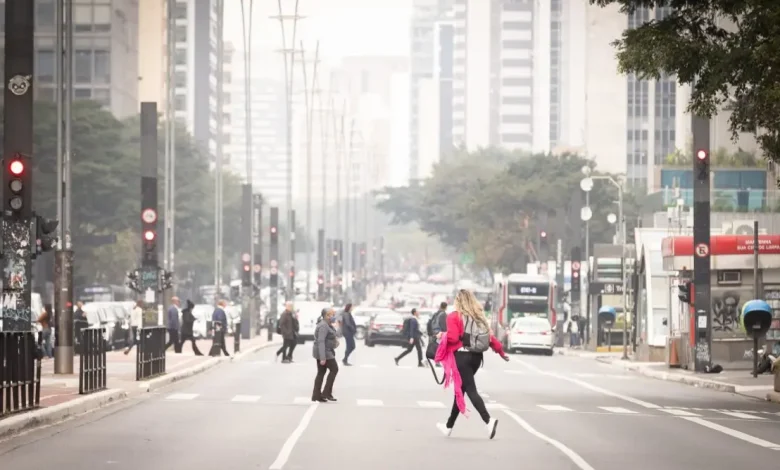Alerta de emergência por seca crítica em São Paulo. Umidade relativa do ar pode chegar a 11% em algumas regiões, representando grande risco para a população.