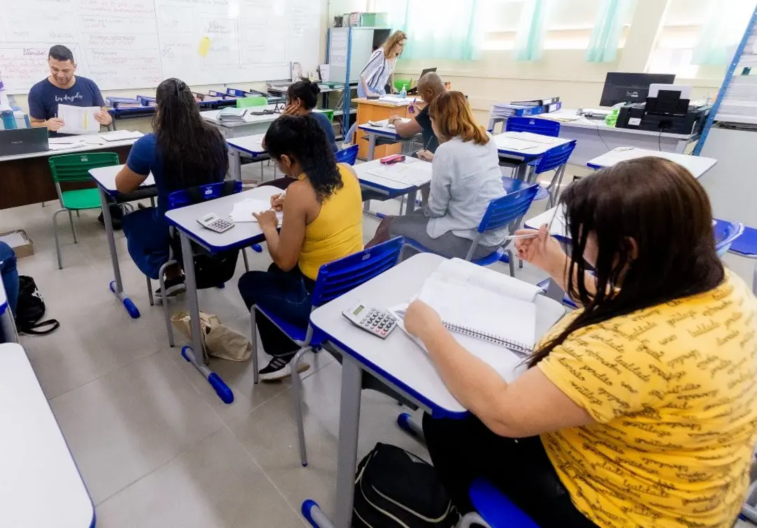 Escolas públicas de SP têm até 12 de agosto para se inscreverem na Olimpíada Nacional de Ciências (ONC) 2025. O tema "Oceanos" busca despertar o interesse dos estudantes pela ciência. 60 mil alunos já confirmaram participação!