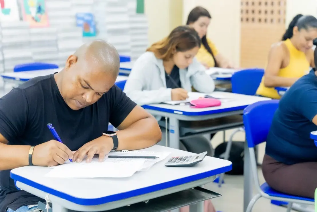 Escolas em São Paulo e Campinas oferecem vagas para Ensino Médio com presença flexível. Modelo pedagógico inovador prioriza o atendimento individualizado e permite conciliar estudos com outras atividades. Acesse a Agência SP para mais informações!