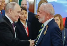 Presidente Putin e Lula conversam sobre guerra na Ucrânia e fortalecimento do BRICS. Discutida também a expansão da parceria bilateral e cooperação em áreas estratégicas.