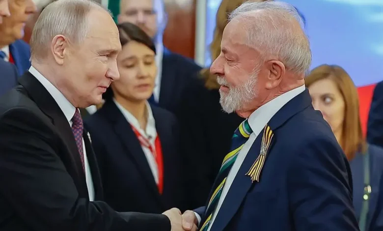 Putin e Lula conversam sobre guerra na Ucrânia e BRICS 1 Presidente Putin e Lula conversam sobre guerra na Ucrânia e fortalecimento do BRICS. Discutida também a expansão da parceria bilateral e cooperação em áreas estratégicas.