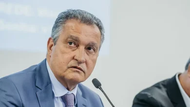 Procuradoria-Geral da República aponta indícios de irregularidades na compra de respiradores durante governo de Rui Costa na Bahia. Investigação envolve prejuízo de R$ 48 milhões e suspeitas de comissão. Caso aguarda análise no STJ.