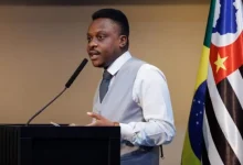 Deputado estadual Guto Zacarias rompe com governo Tarcísio de Freitas em São Paulo. Zacarias discorda de políticas públicas, especialmente um projeto de lei que beneficia o funcionalismo público. A saída do deputado marca a busca por novas lideranças e a consolidação do MBL no cenário político paulista.